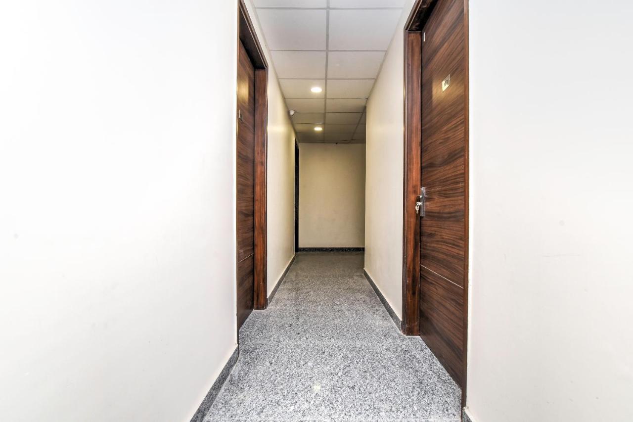 Hotel Vaccinated Staff - Oyo 73714 Metro Residency 3*