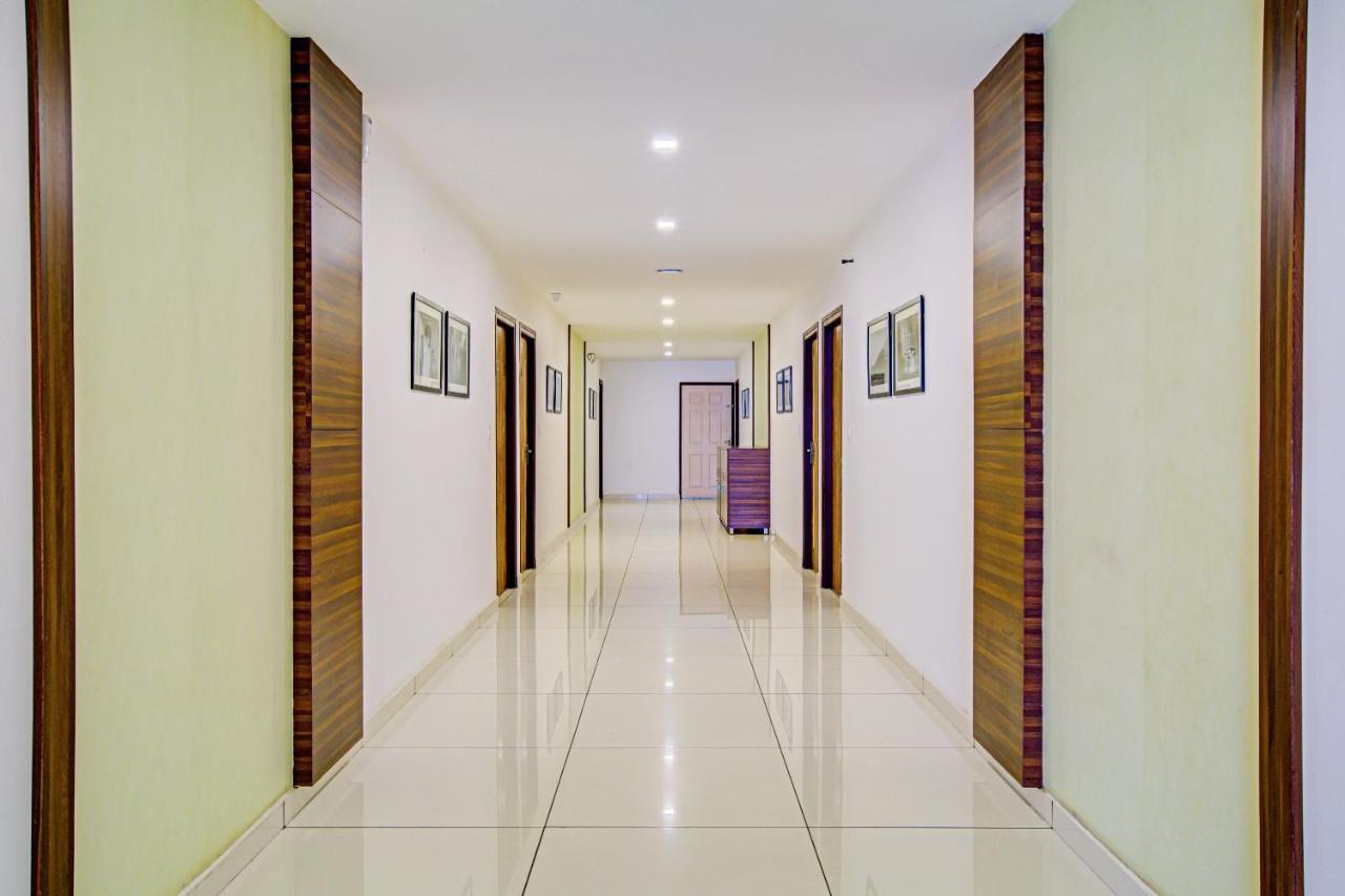 Vaccinated Staff- Capital O 74715 Phoenix Holidays Hotel Kochi