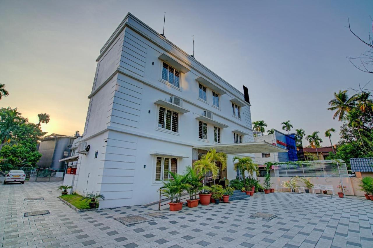Vaccinated Staff- Capital O 74715 Phoenix Holidays Hotel Kochi