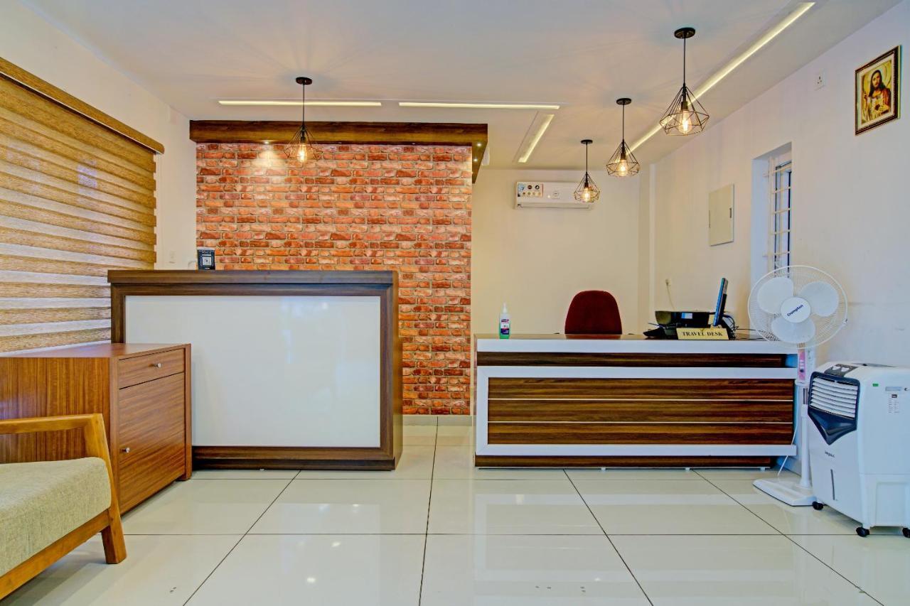 Hotel Vaccinated Staff- Capital O 74715 Phoenix Holidays Kochi
