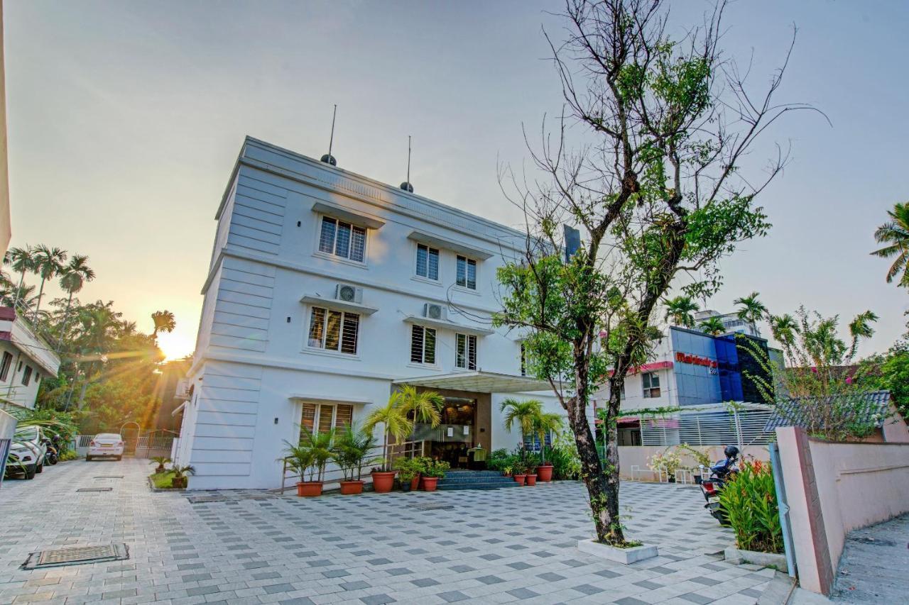 Hotel Vaccinated Staff- Capital O 74715 Phoenix Holidays Kochi