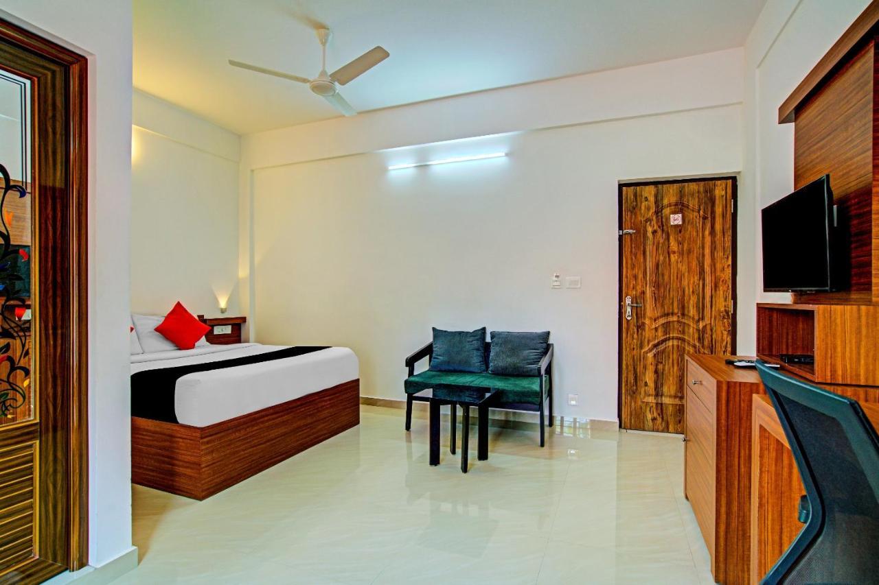 Vaccinated Staff- Capital O 74715 Phoenix Holidays Hotel Kochi