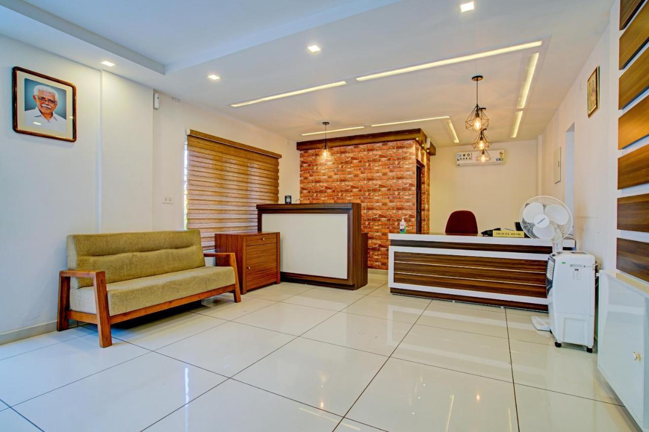 Vaccinated Staff- Capital O 74715 Phoenix Holidays Hotel Kochi