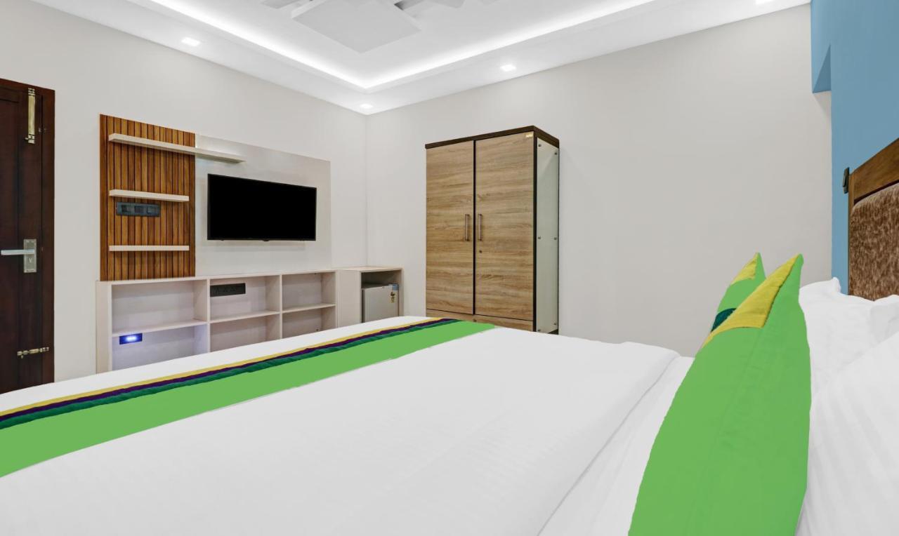 Treebo Pushpak Service Hotel