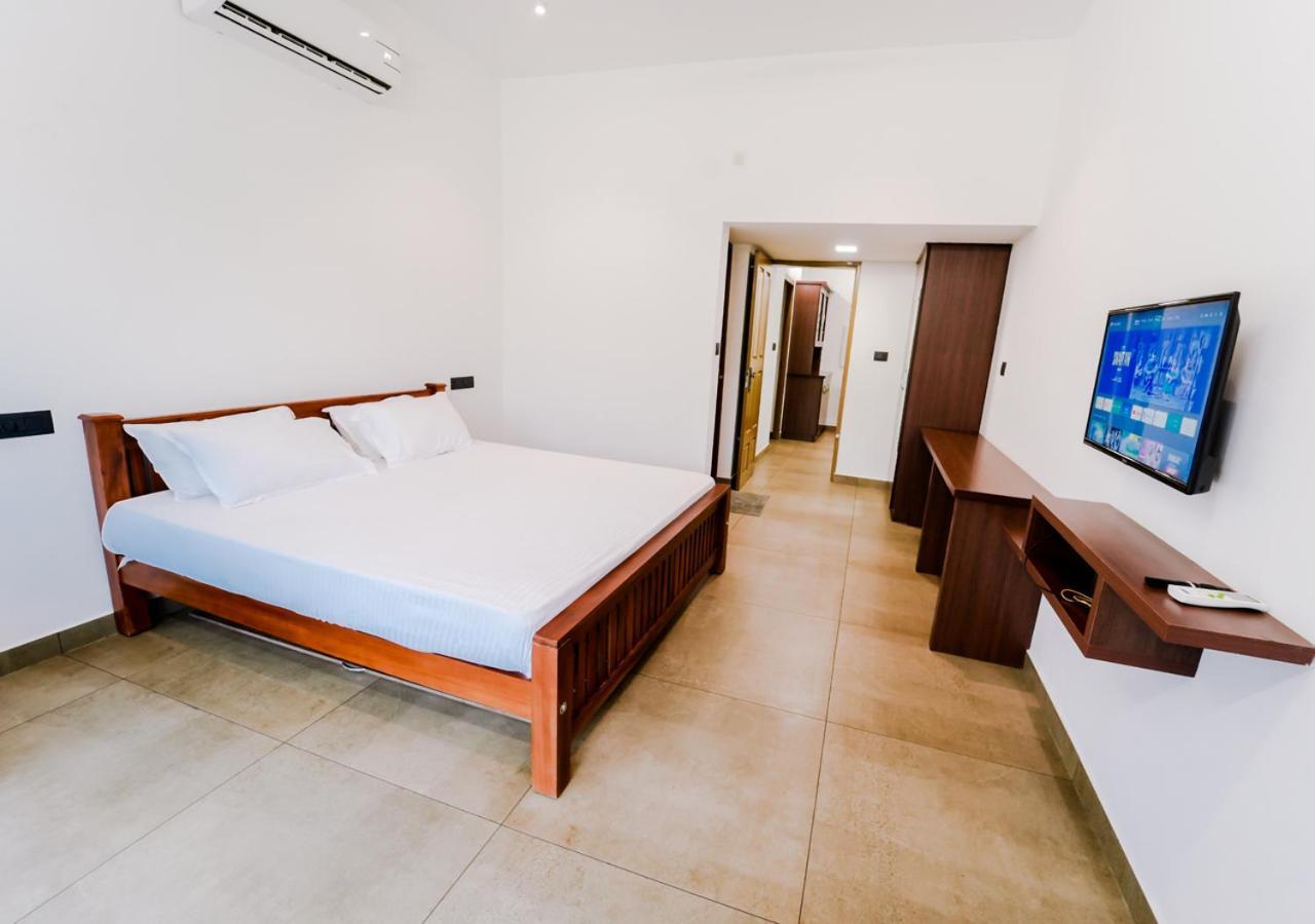 La Riva Lakeside Private Pool By Voye Homes * Kochi