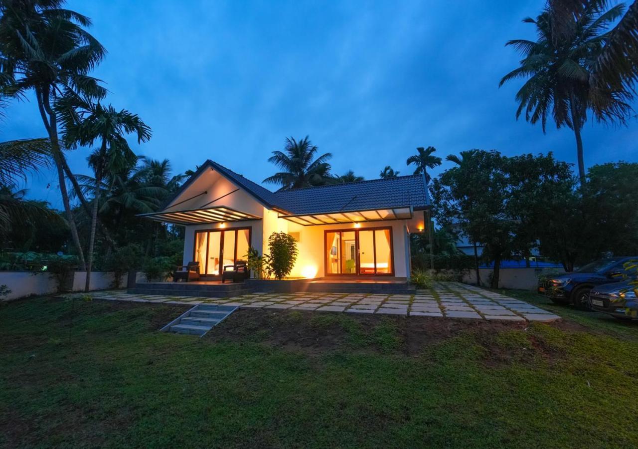 La Riva Lakeside Private Pool By Voye Homes Kochi