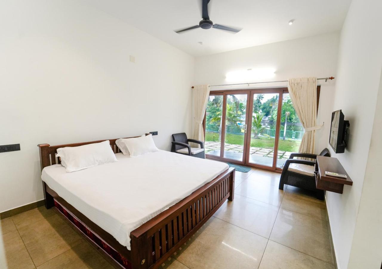La Riva Lakeside Private Pool By Voye Homes Kochi