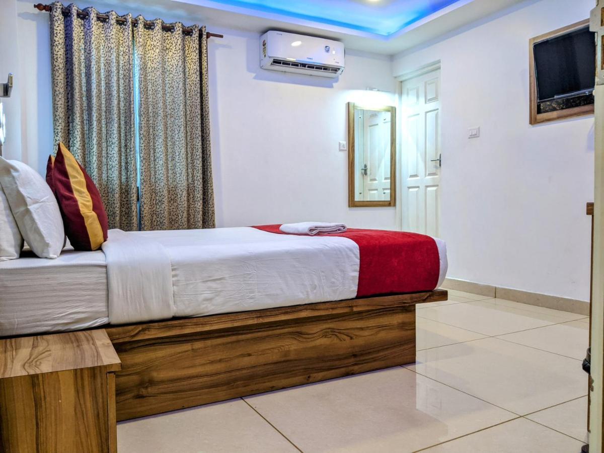 Feathers Hotel 3*