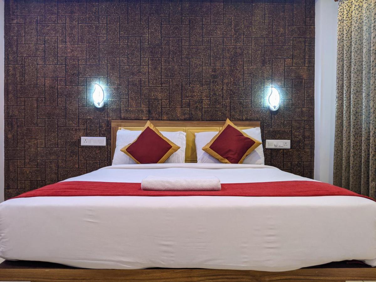 Feathers 3* Kochi