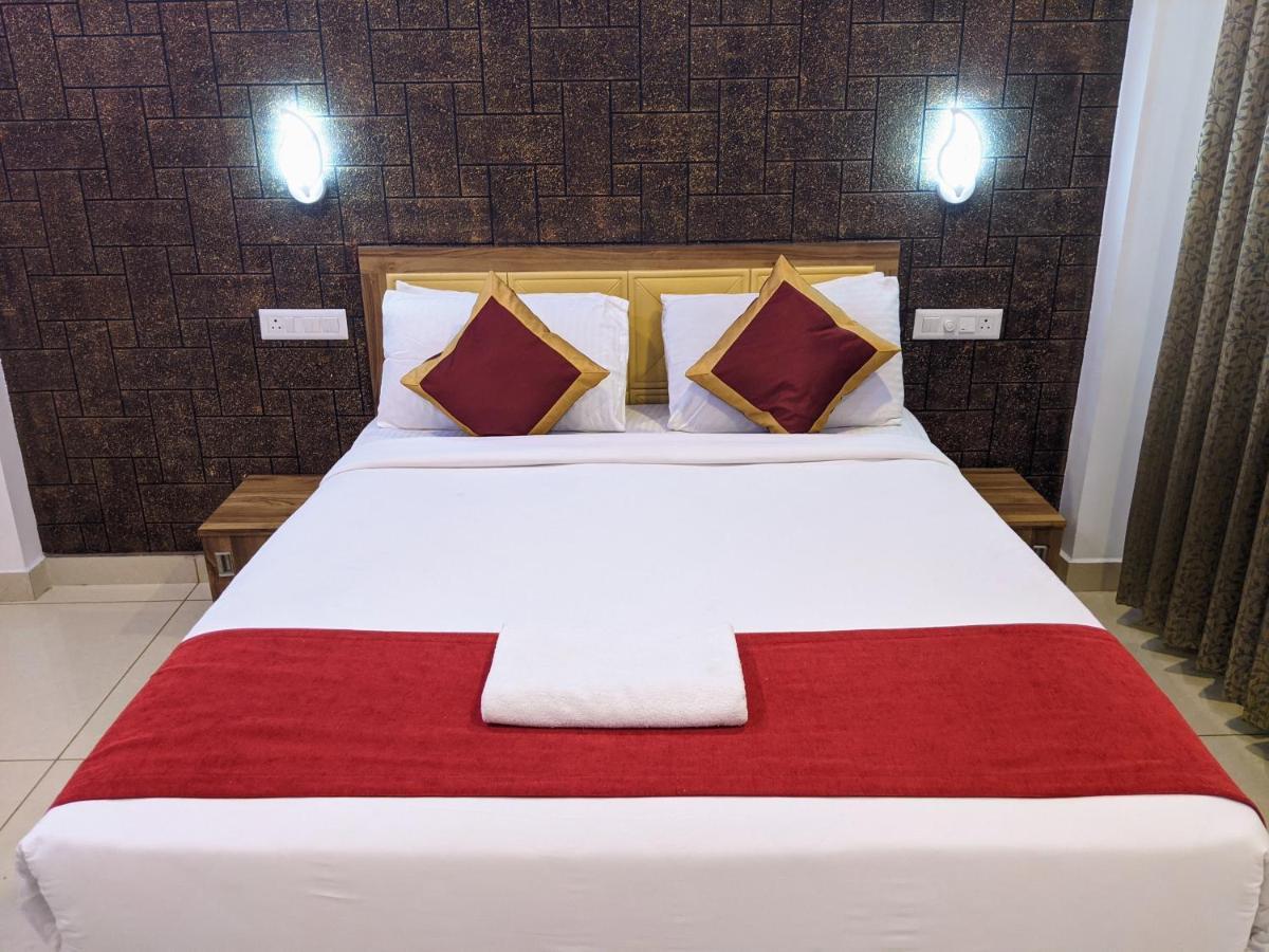 Feathers Hotel 3*