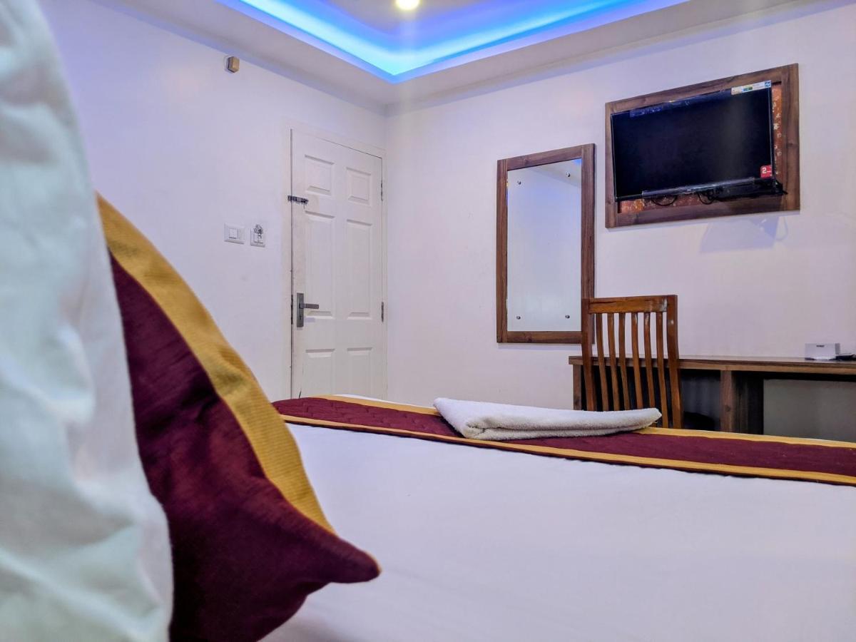 Feathers 3* Kochi