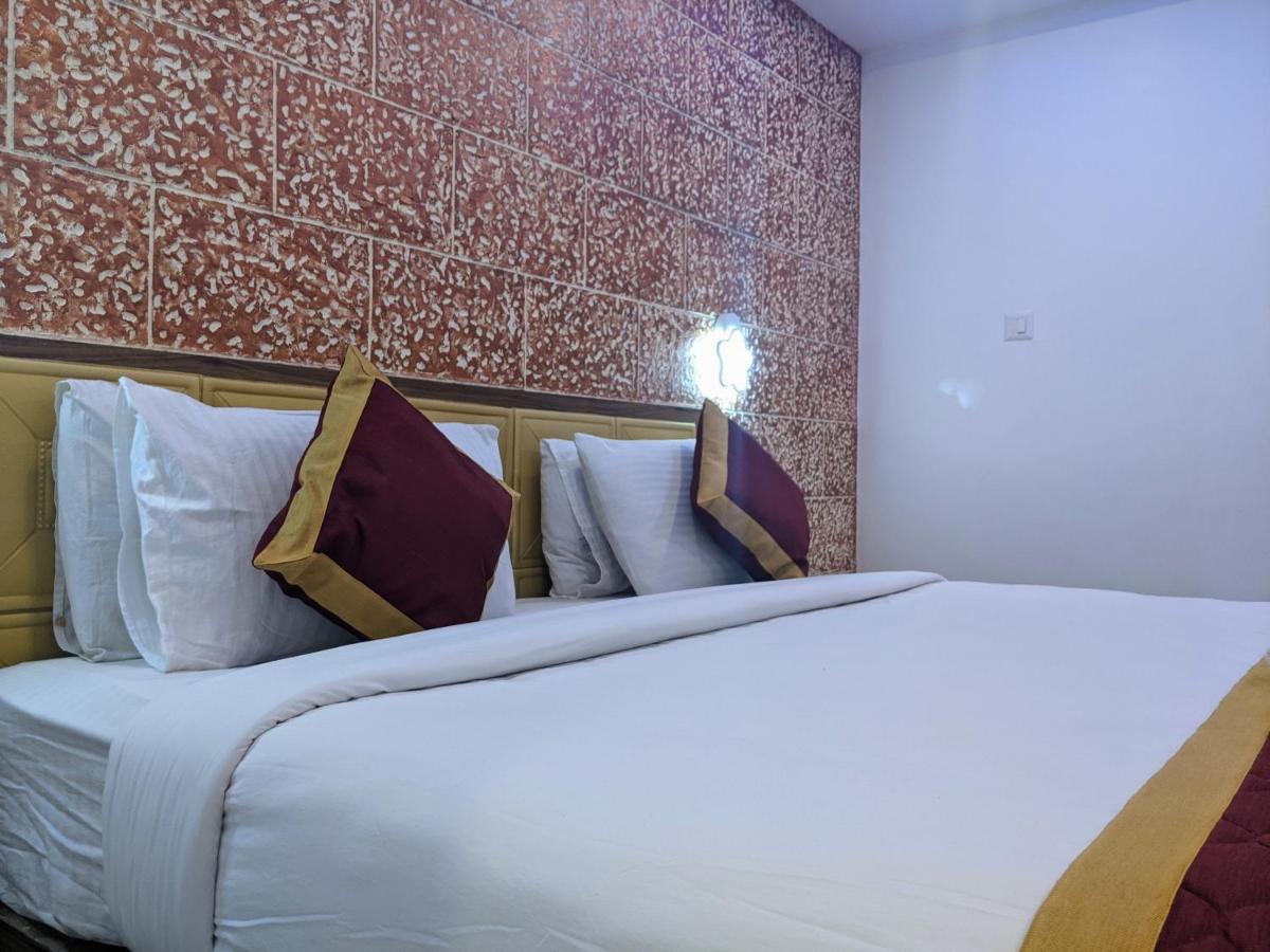 Hotel Feathers