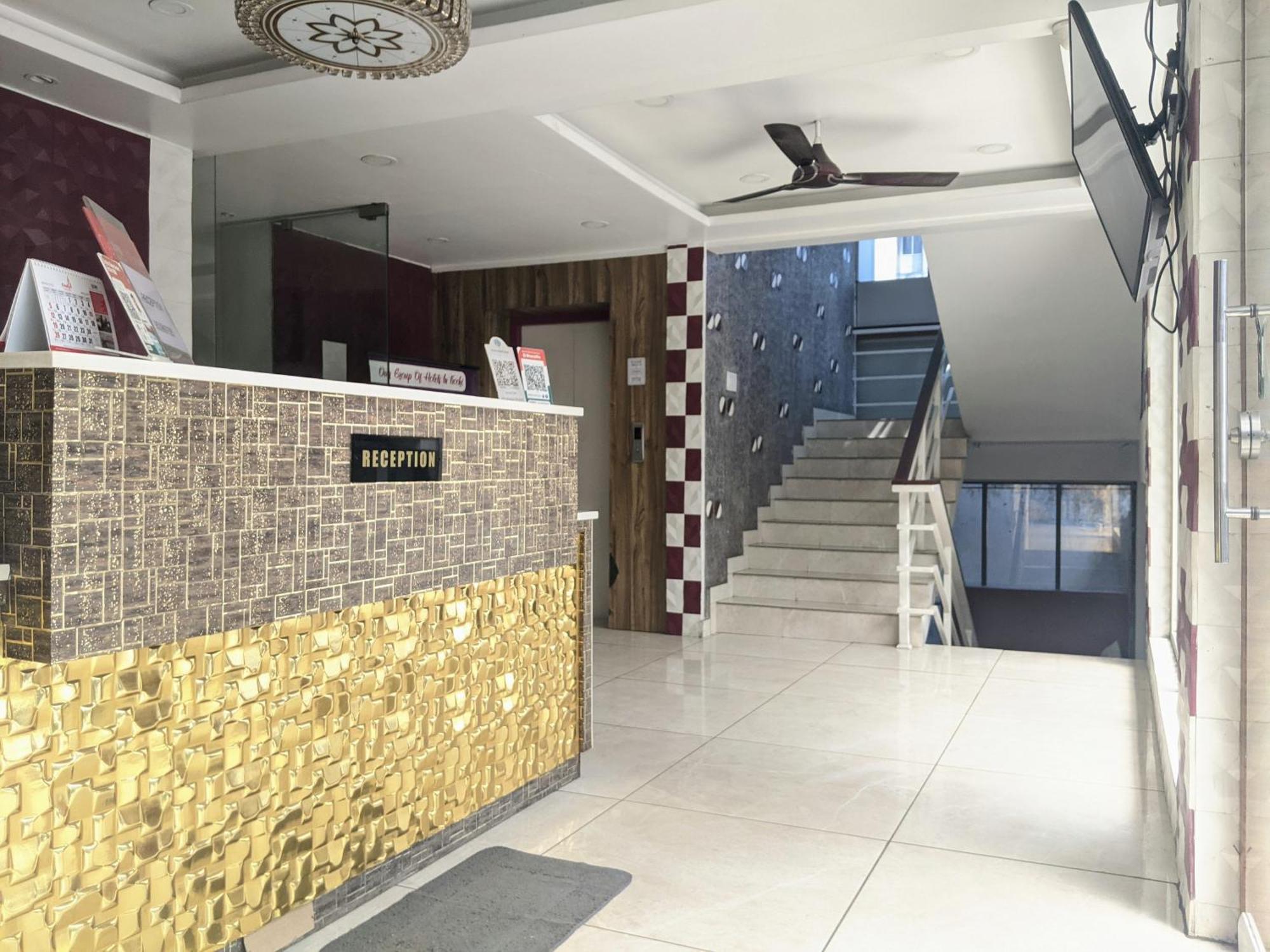 Hotel Feathers 3*