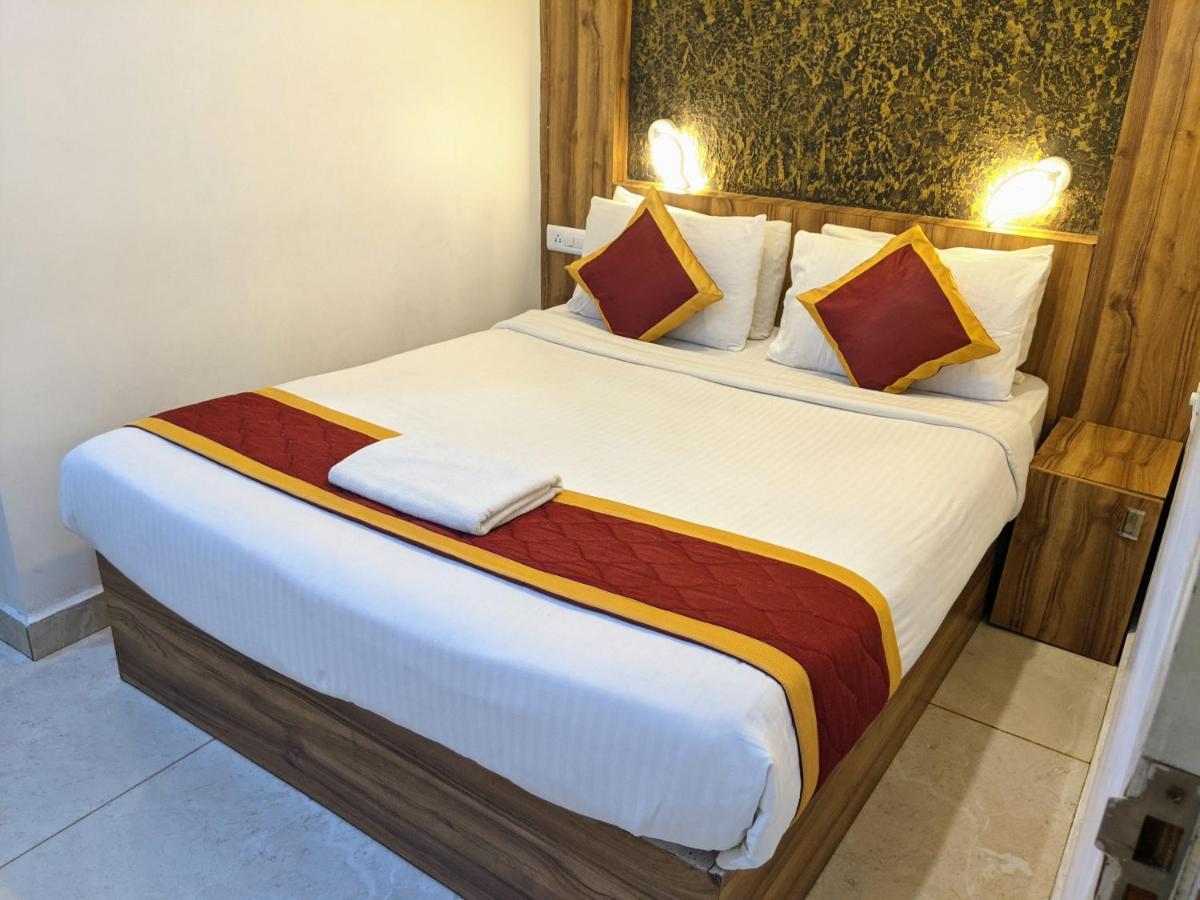 Hotel Feathers 3*