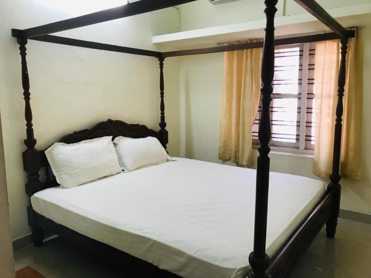 Ballard Bungallow Hotel *