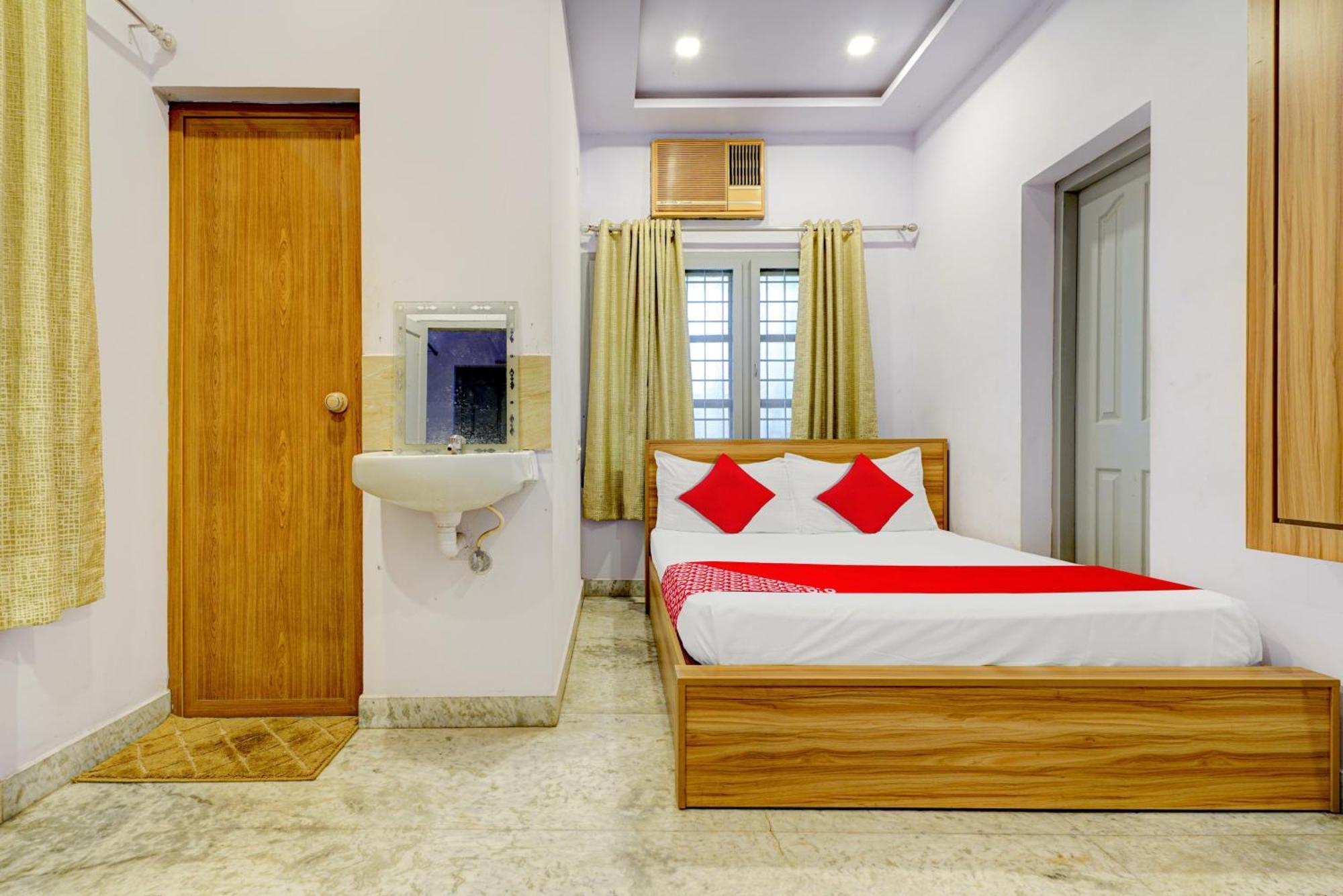 Oyo Flagship Blue Moon Residency