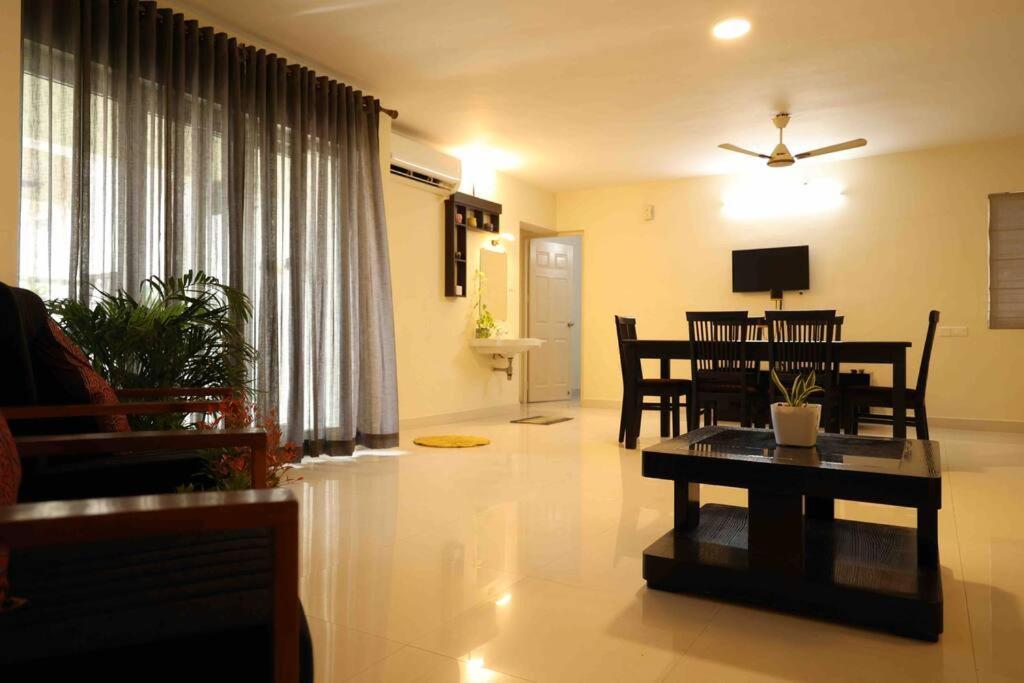 Best Serviced In Cochin Marine Drive Apartment *
