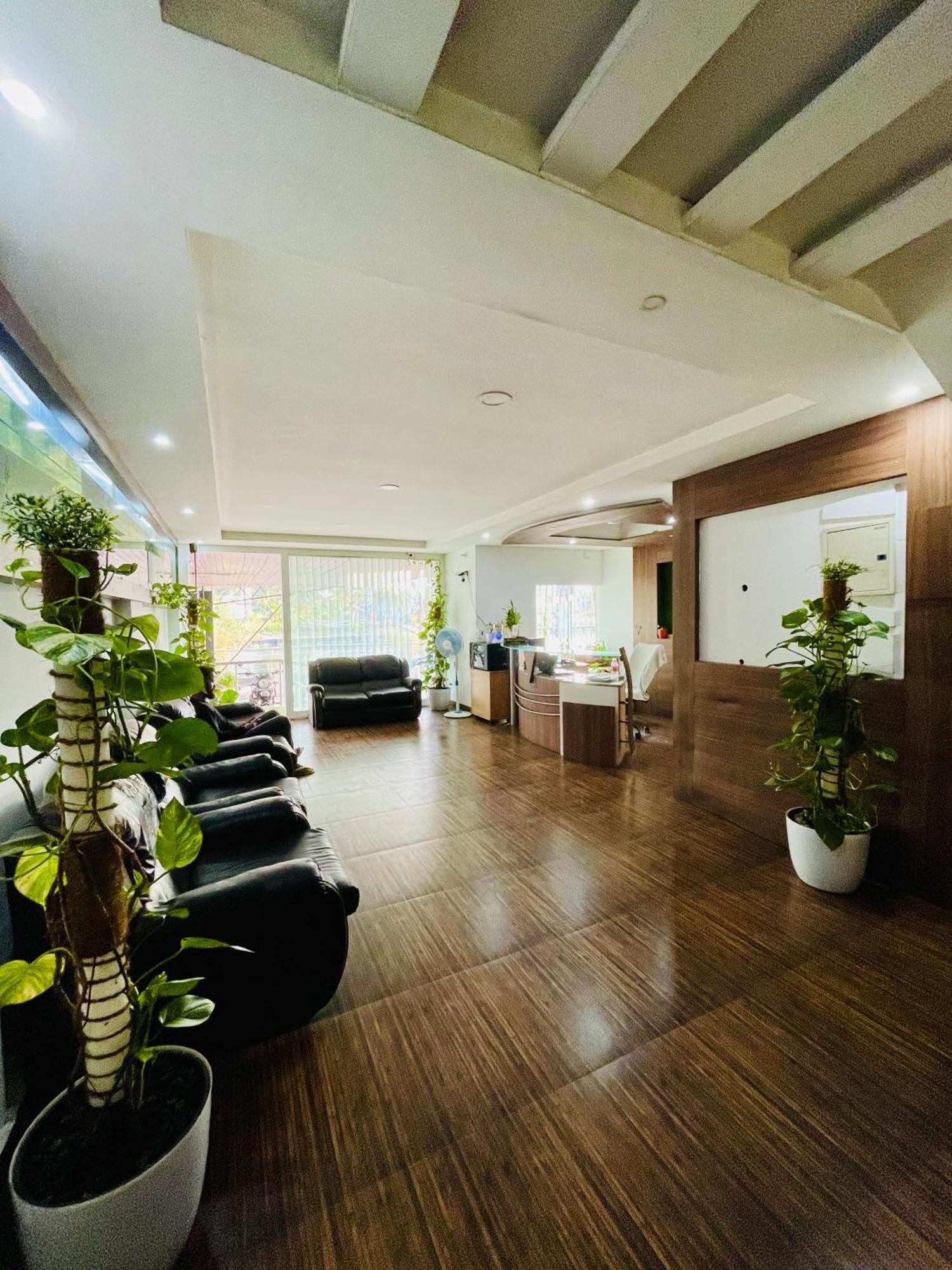 Oval Retreat Palace Hotel *