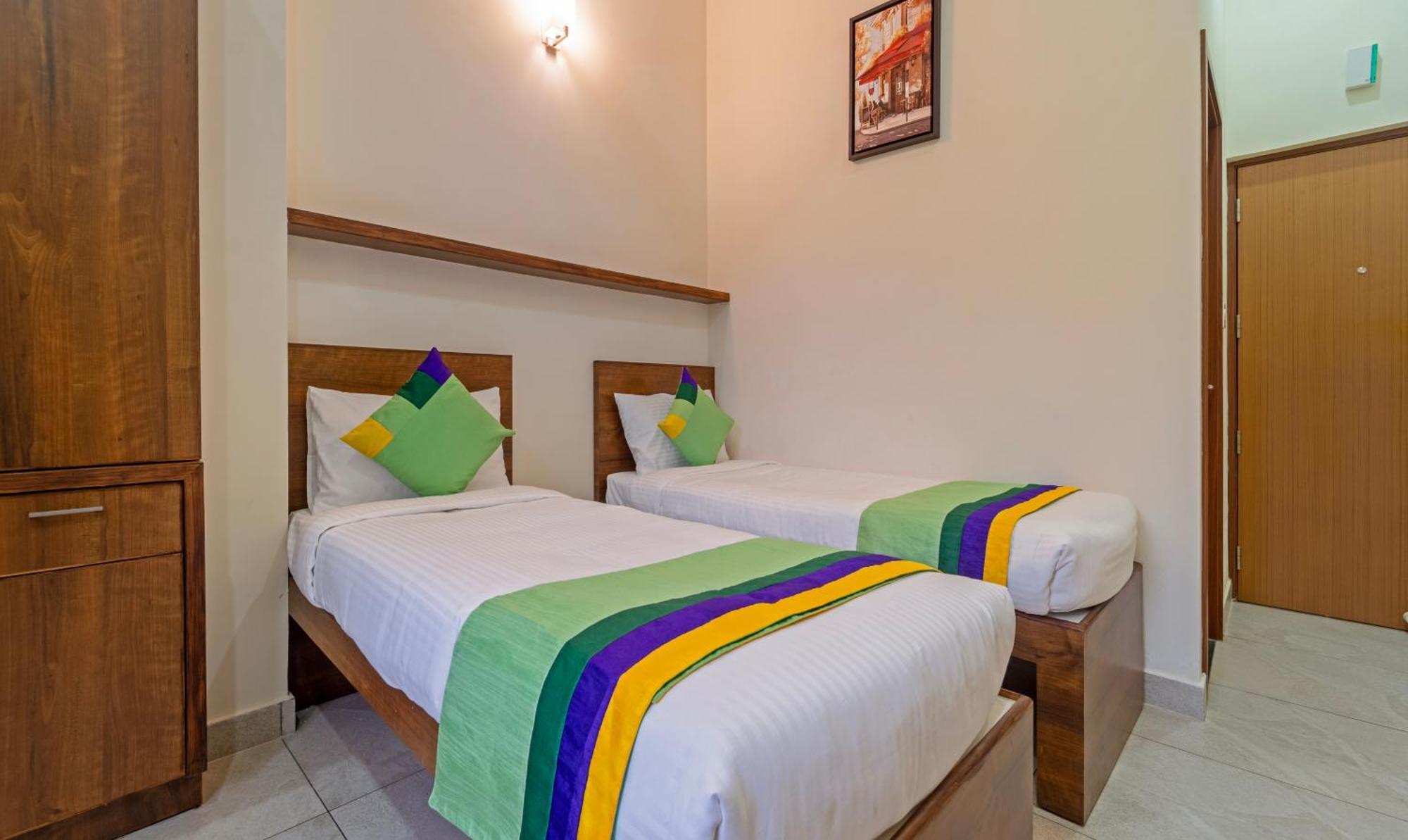 Hotel Itsy Avani Stays, Vyttila, Kochi