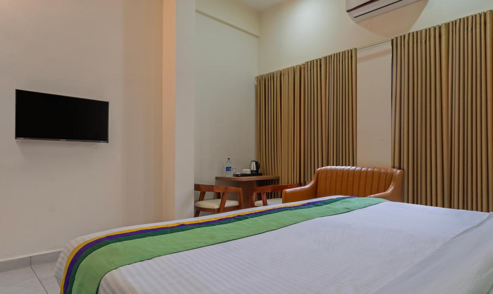Hotel Itsy Avani Stays, Vyttila, Kochi