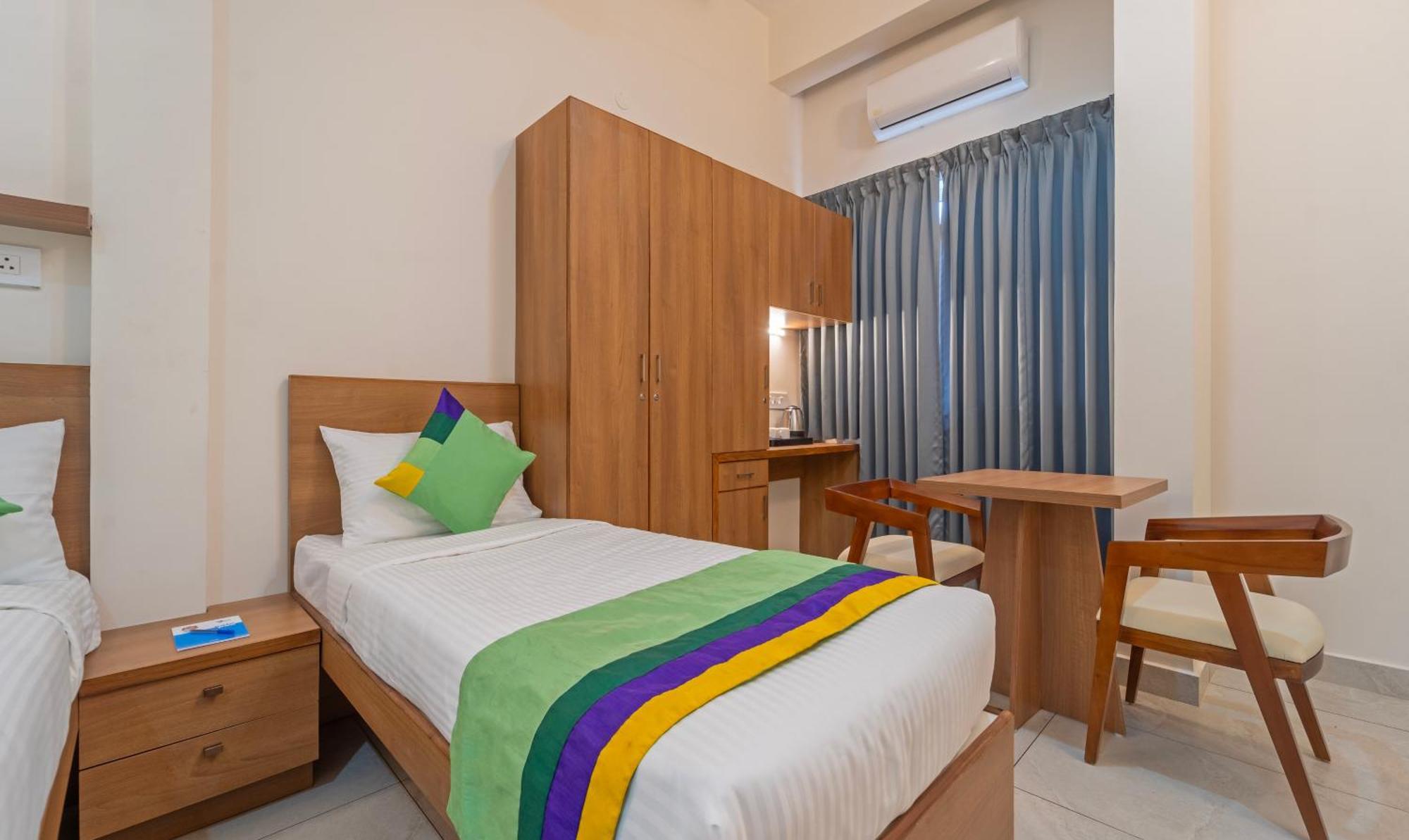 Hotel Itsy Avani Stays, Vyttila, Kochi