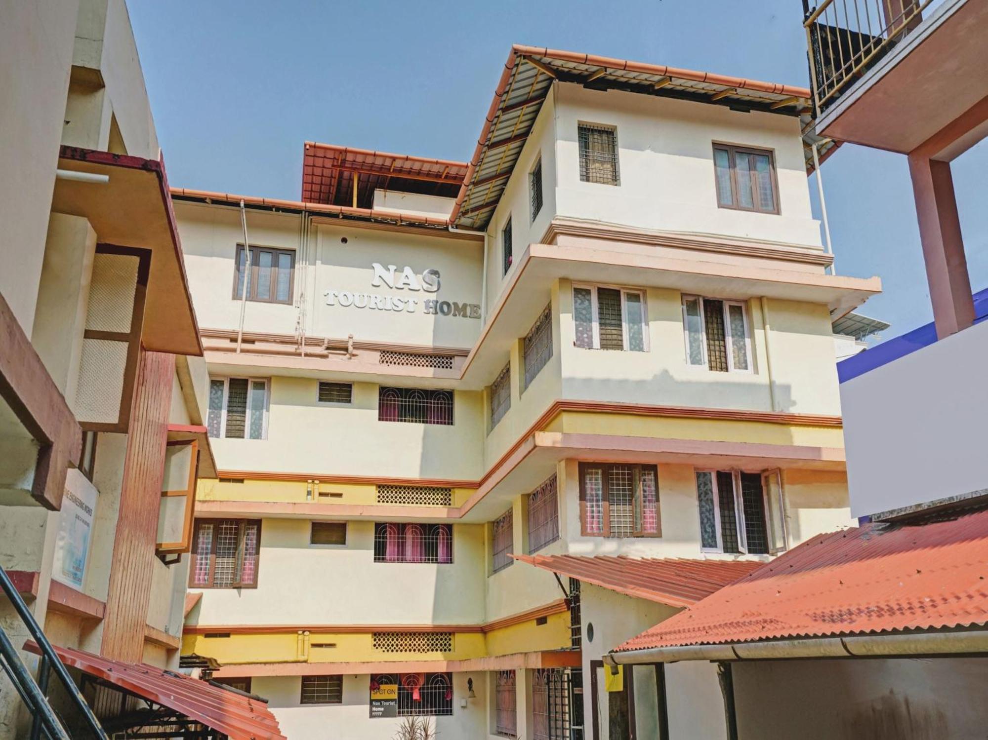 Oyo Nas Tourist Kochi