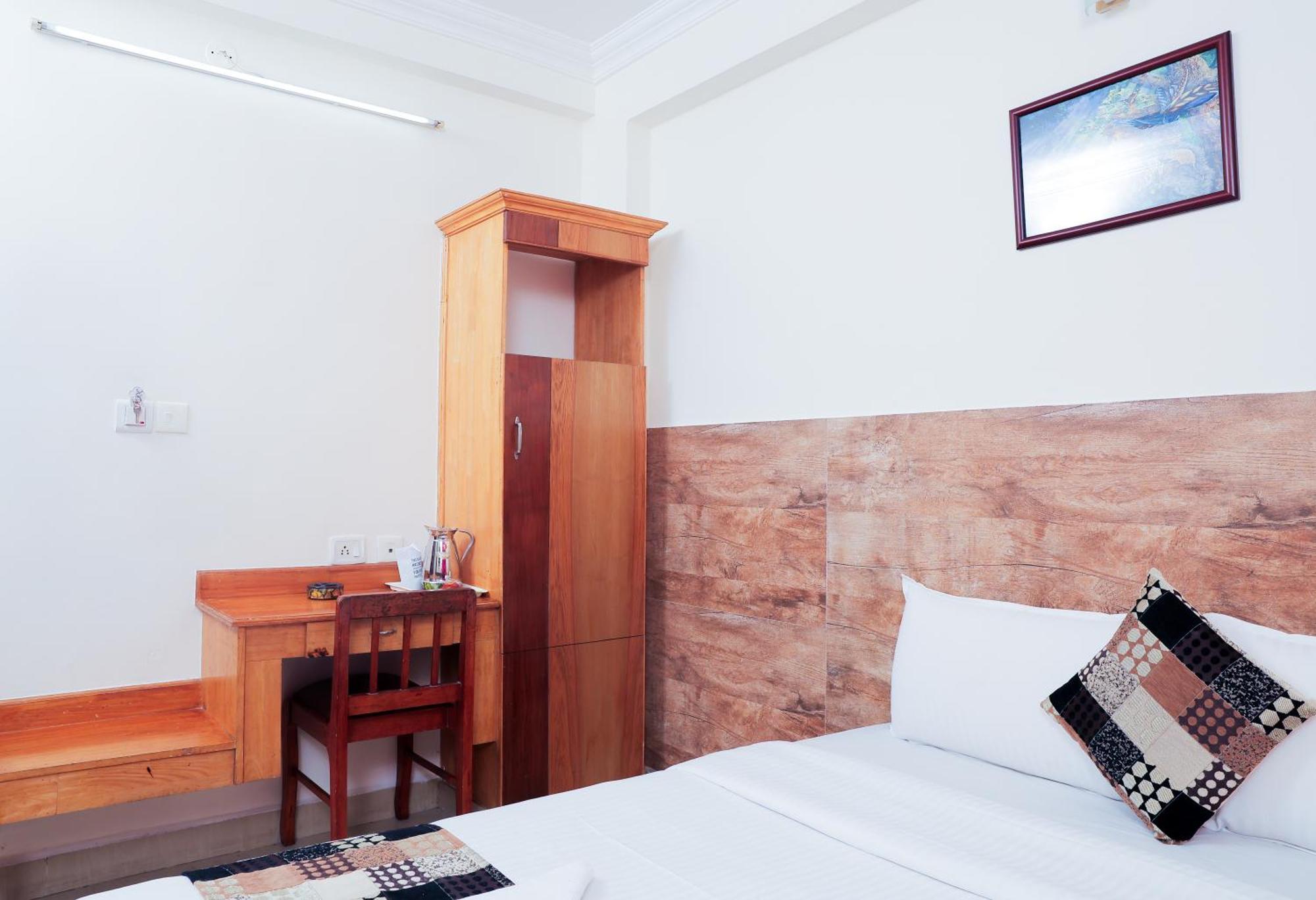 Hotel A V Residency 3*