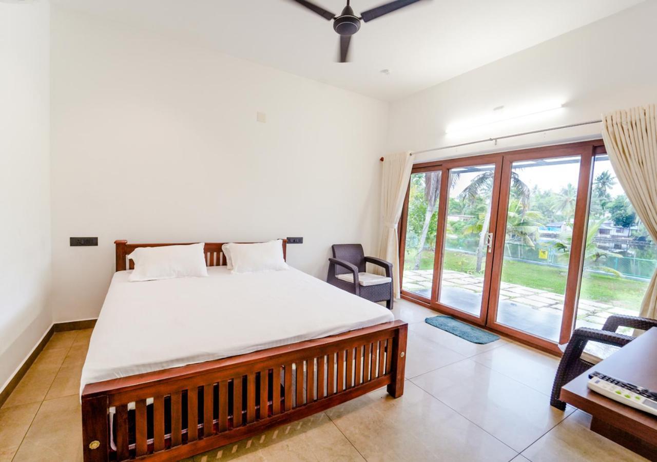 La Riva Lakeside Private Pool By Voye Homes * Kochi