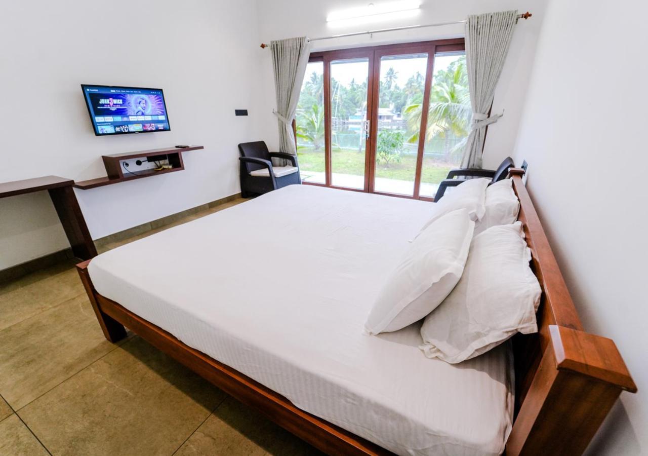 La Riva Lakeside Private Pool By Voye Homes Resort Kochi