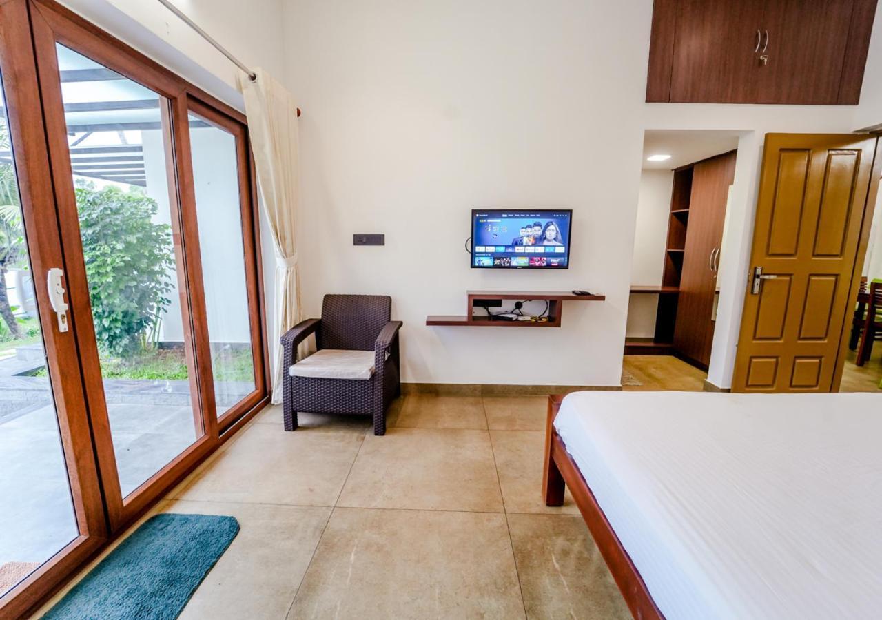 La Riva Lakeside Private Pool By Voye Homes * Kochi