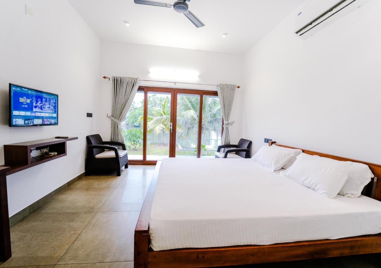 La Riva Lakeside Private Pool By Voye Homes Kochi