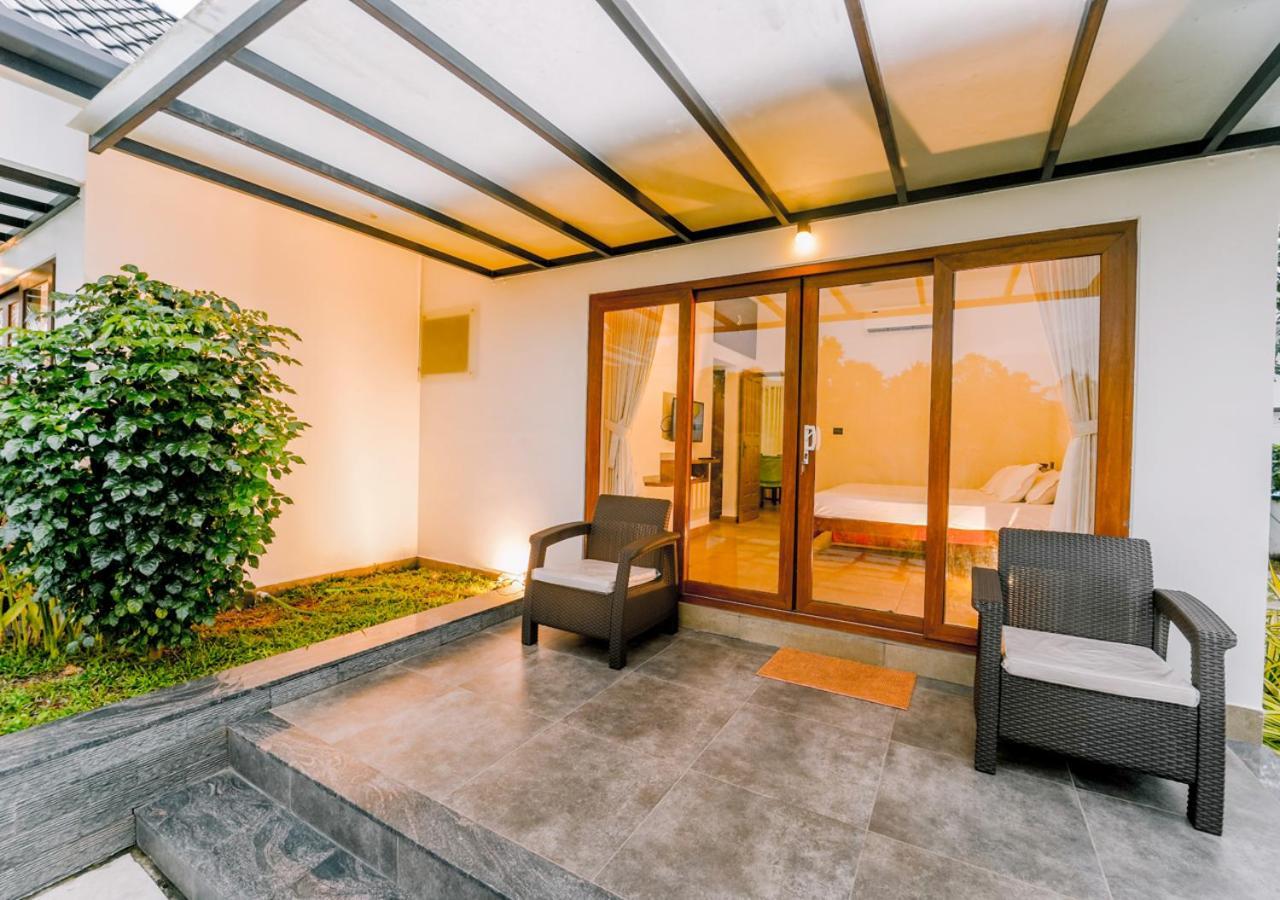 La Riva Lakeside Private Pool By Voye Homes * Kochi