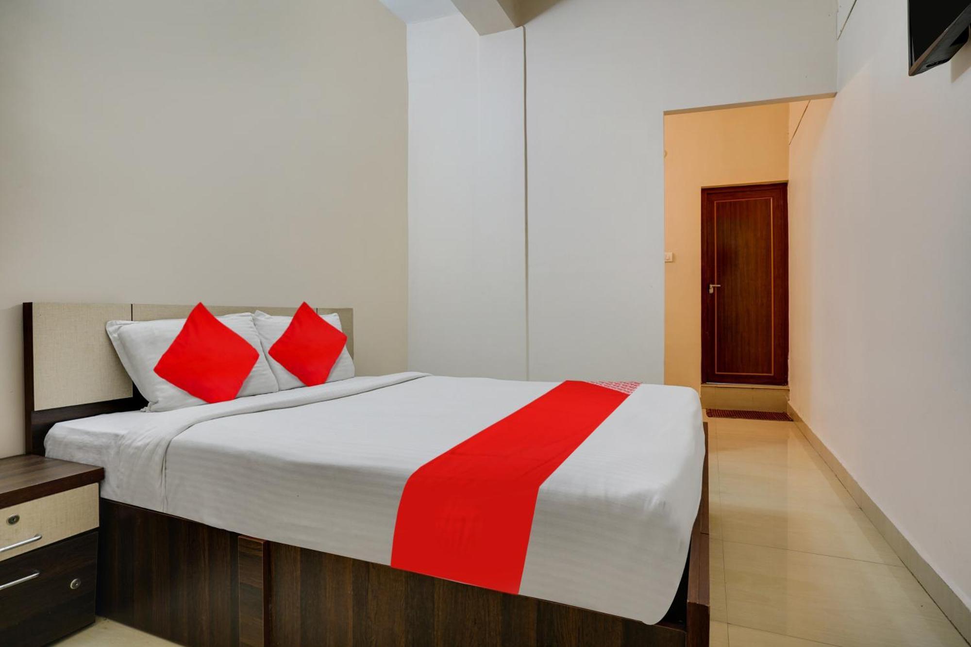 Oyo Flagship Arrows Tourist Kochi