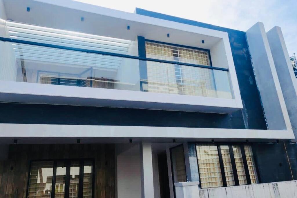 Villa Lunar House