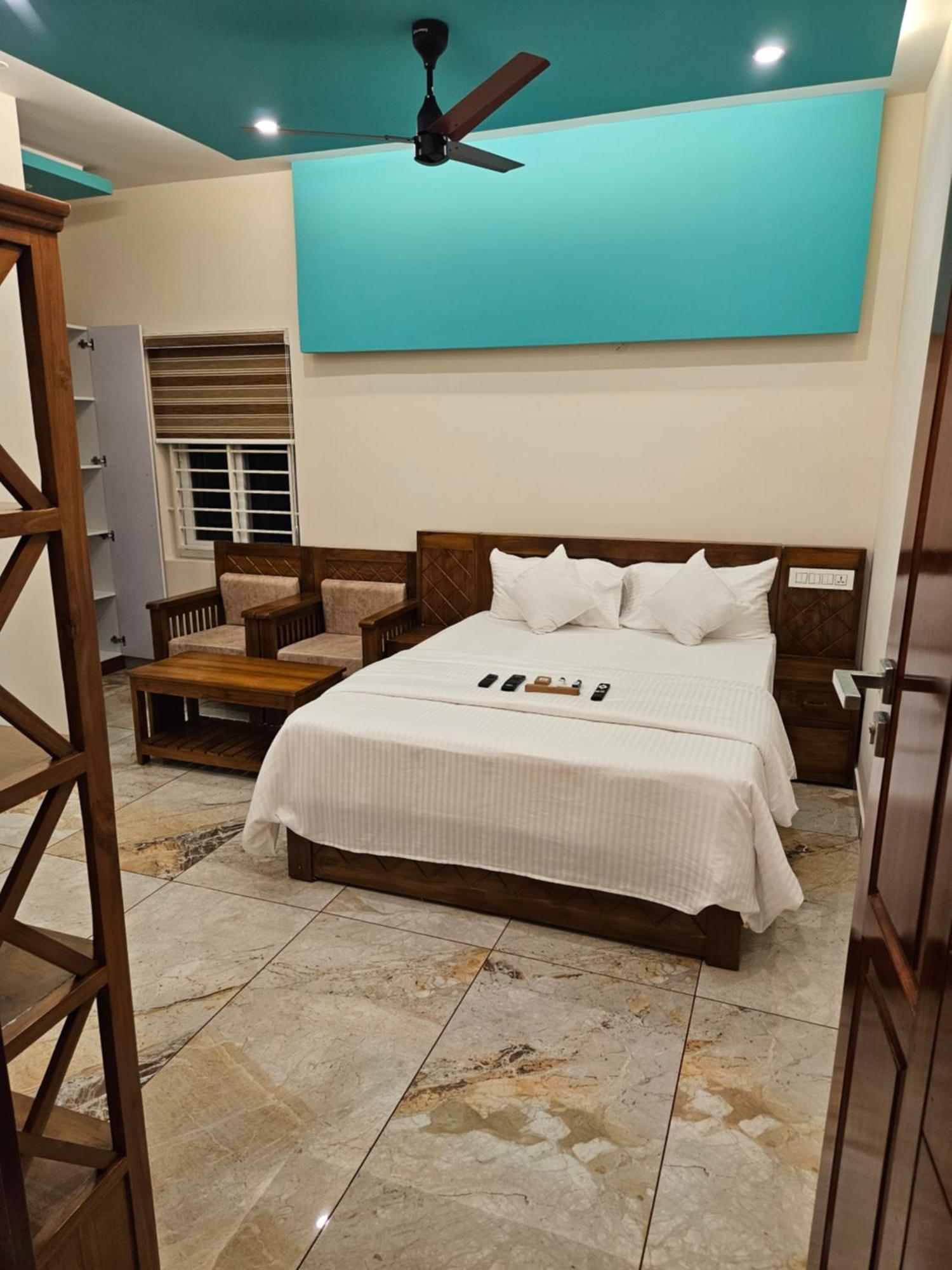 Olive Residence, Near Lakeshore Hospital *