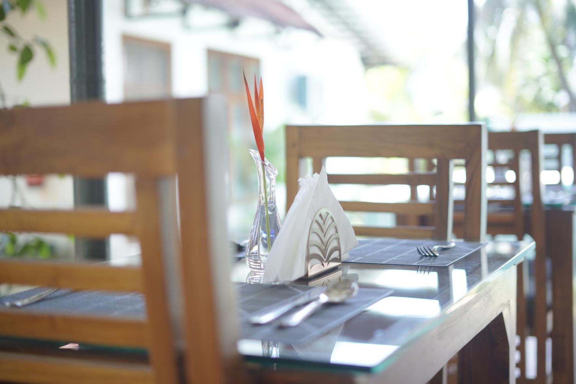 Hotel Alfred Place 2*