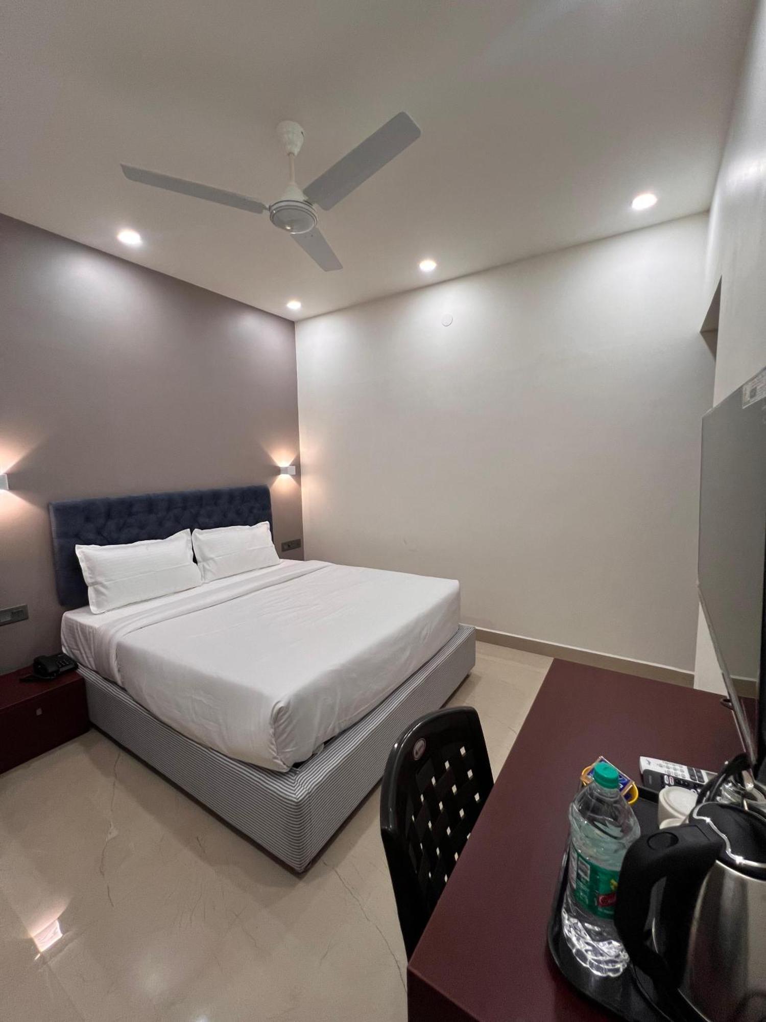 Hotel The Lotaz Kochi