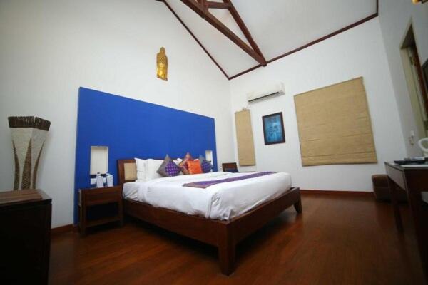 Old Lighthouse Bristow , 3*