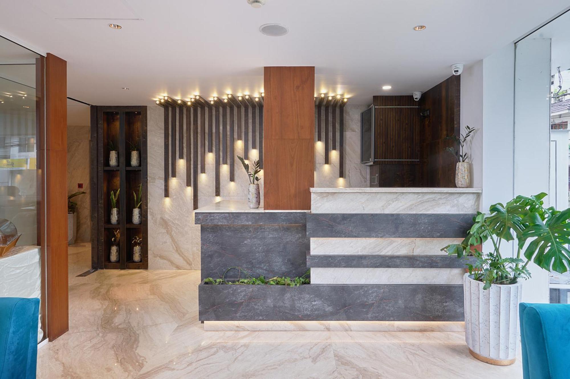 Q-white Crescent Hotel