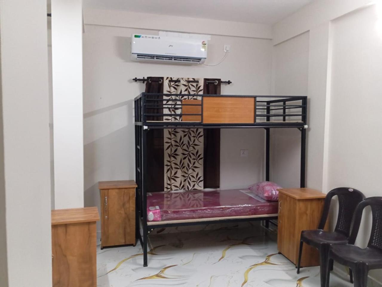 Hostel The Bunkhouse &