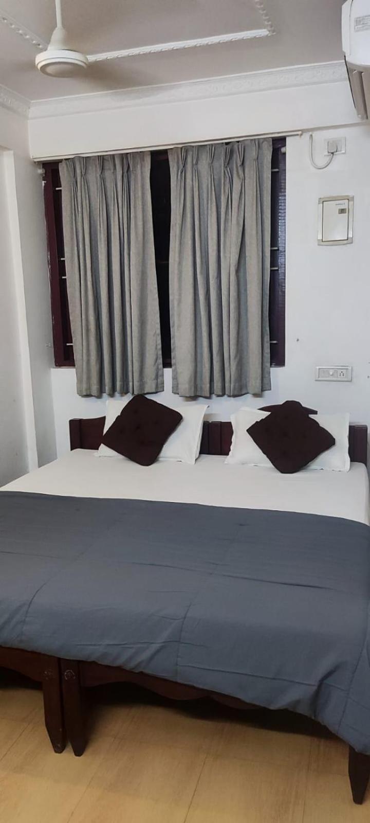 Xhostel Cochin *