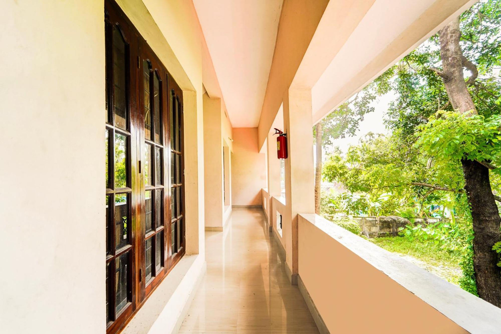 Hotel Super O Nettoor Near Lakeshore Hospital Kochi