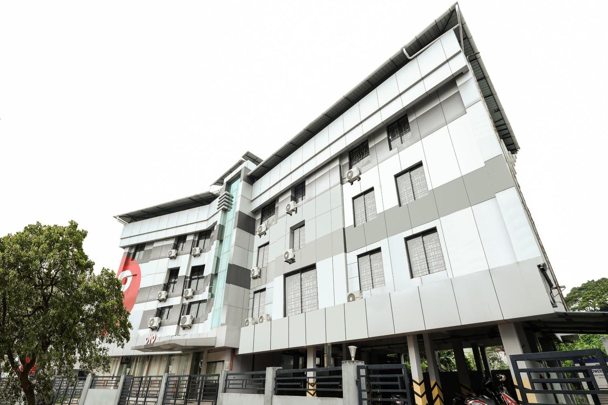 Collection O Kadavanthra Near South Railway Station Hotel 3*
