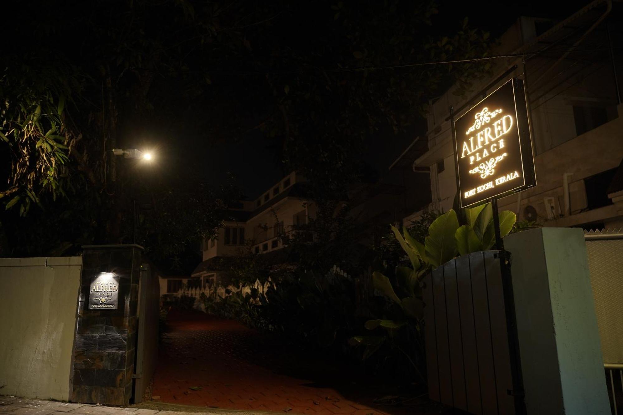 Alfred Place Hotel 2*