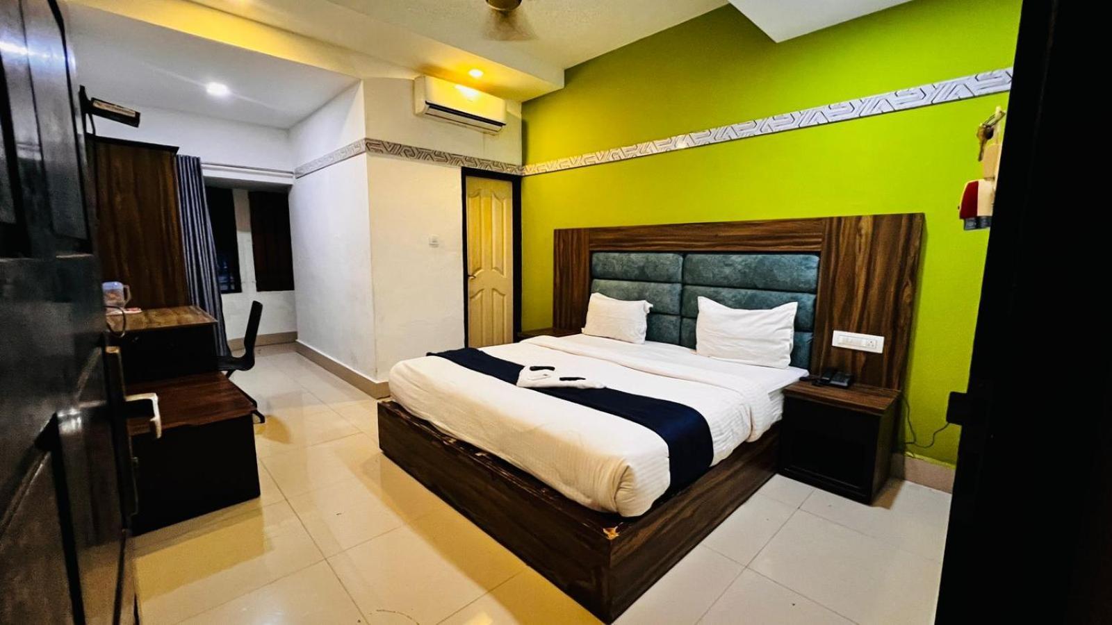 Hotel Queens Residency -