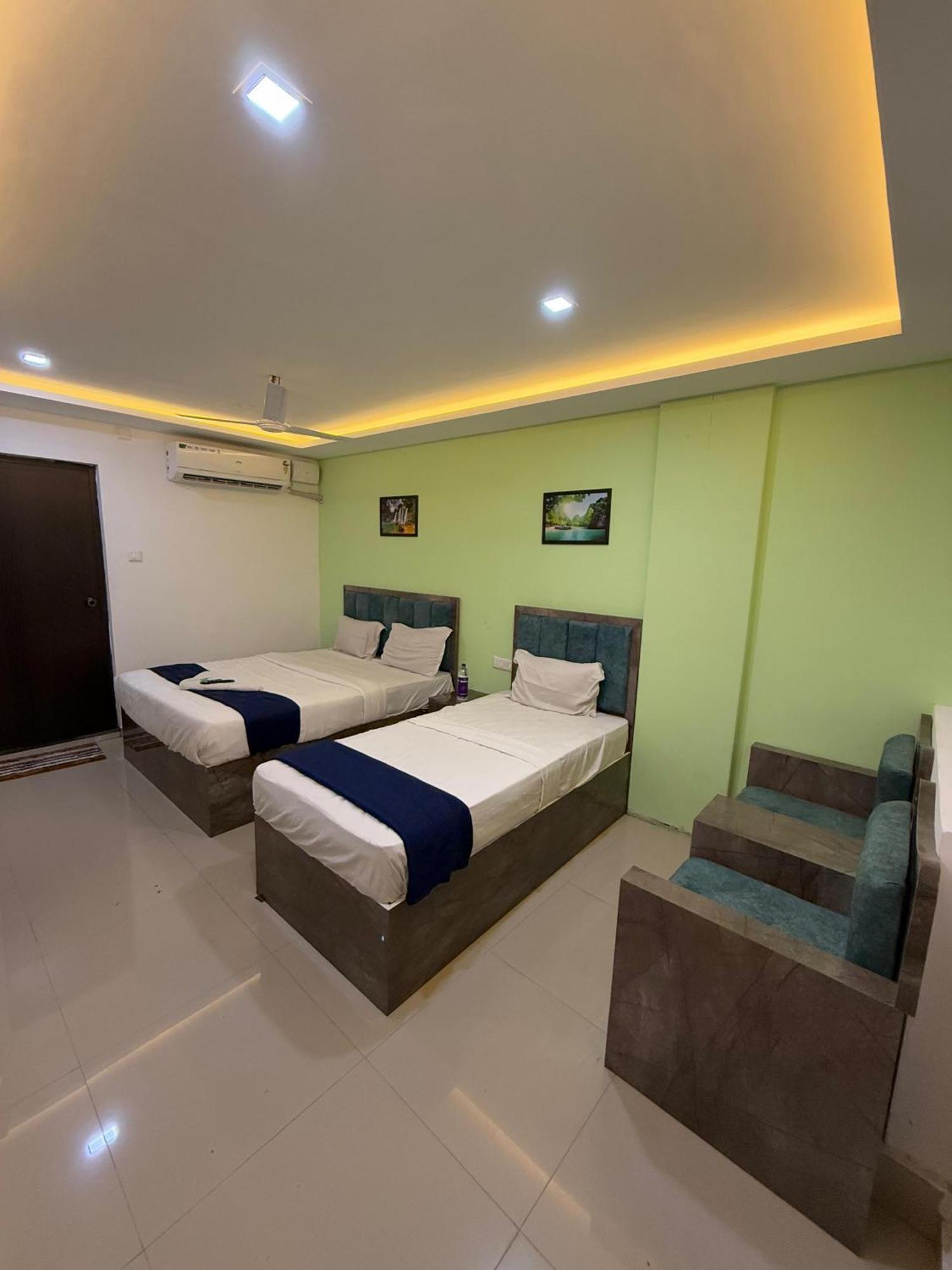 Hotel Queens Residency -