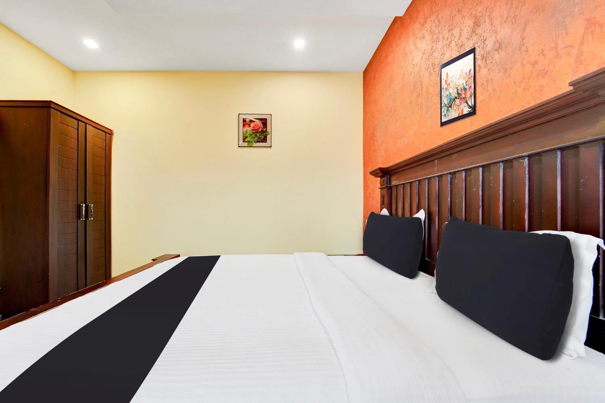 Hotel Super Townhouse Ernakulam North 3*