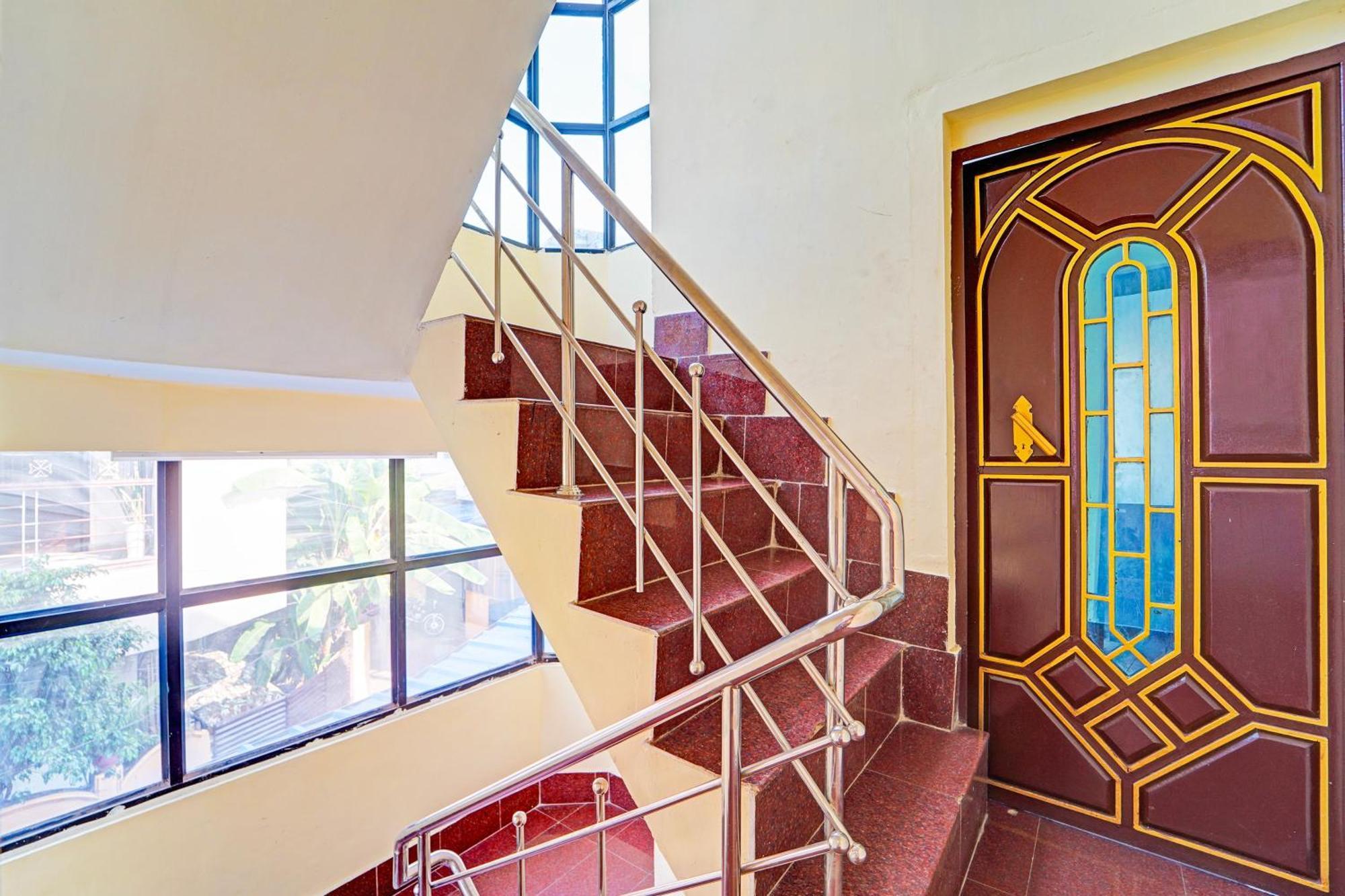 Hotel Super O Thammanam
