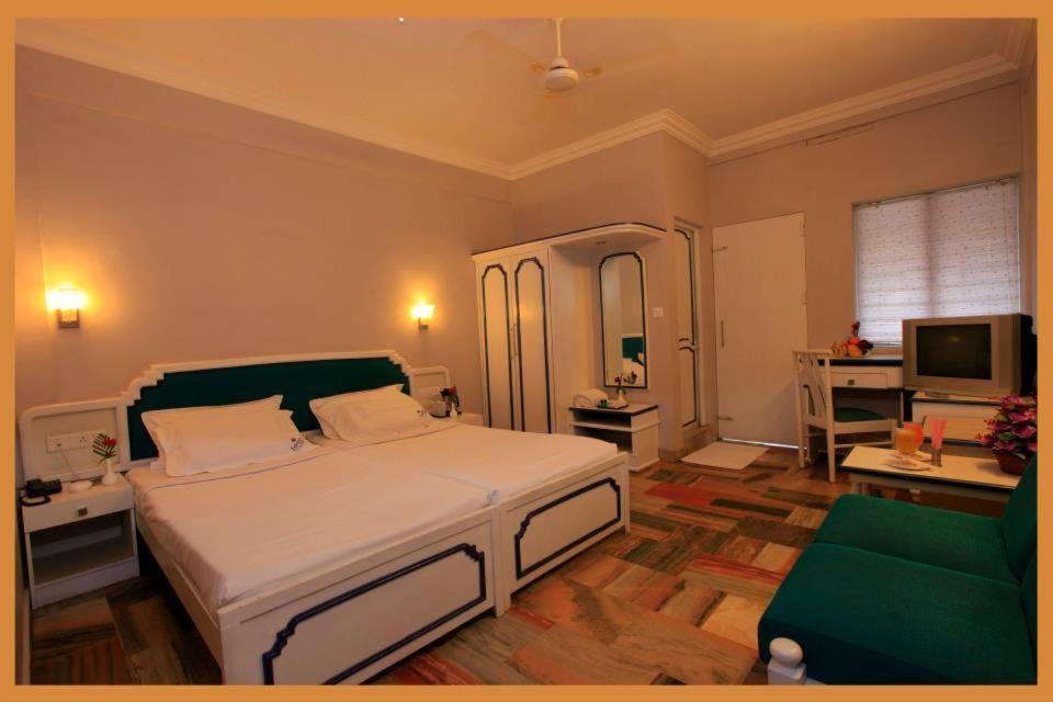 Super Townhouse Malabar Illam