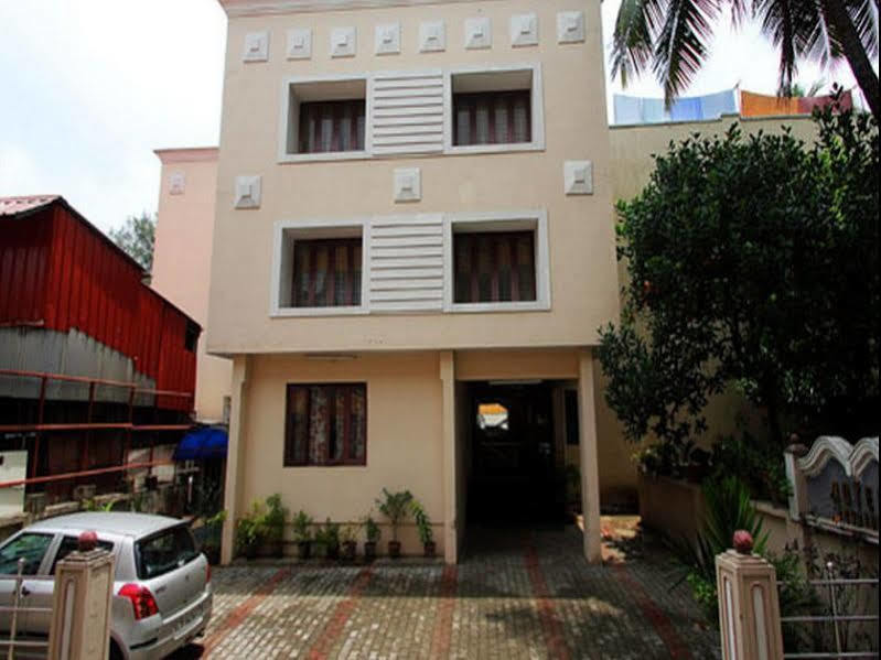 Equator Hotel 2*
